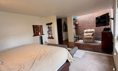 Venta Casa con Departamento rodeada de jardín