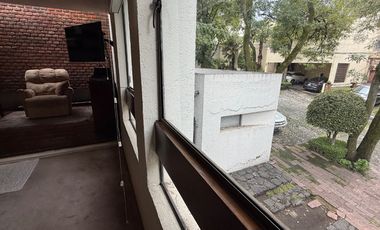 Venta Casa con Departamento rodeada de jardín