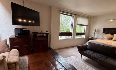 Venta Casa con Departamento rodeada de jardín