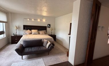 Venta Casa con Departamento rodeada de jardín