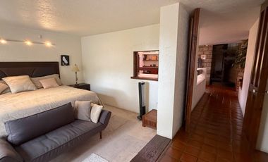 Venta Casa con Departamento rodeada de jardín