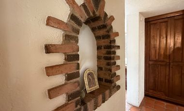 Venta Casa con Departamento rodeada de jardín