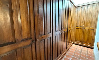 Venta Casa con Departamento rodeada de jardín