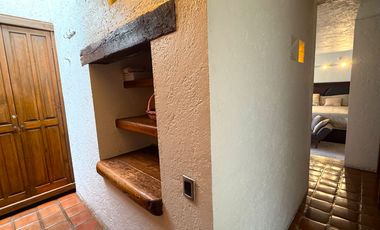 Venta Casa con Departamento rodeada de jardín