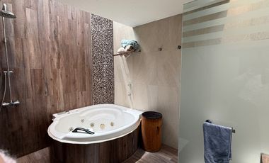 Venta Casa con Departamento rodeada de jardín