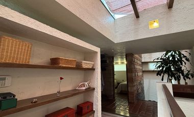 Venta Casa con Departamento rodeada de jardín