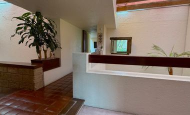 Venta Casa con Departamento rodeada de jardín