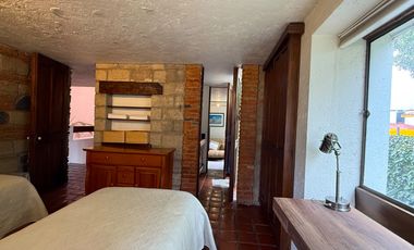 Venta Casa con Departamento rodeada de jardín