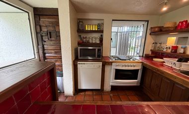 Venta Casa con Departamento rodeada de jardín