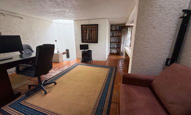 Venta Casa con Departamento rodeada de jardín