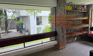 Venta Casa con Departamento rodeada de jardín