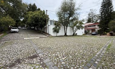 Venta Casa con Departamento rodeada de jardín