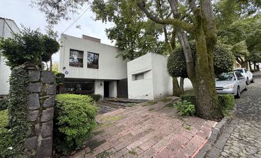 Venta Casa con Departamento rodeada de jardín