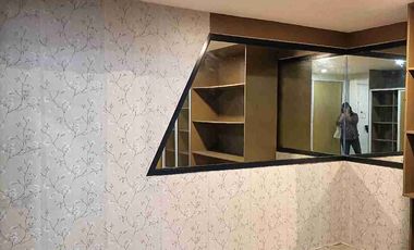 Single detached house with 6 bedrooms semi furnished inside Subd