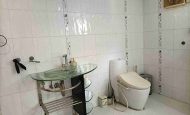 Single detached house with 6 bedrooms semi furnished inside Subd