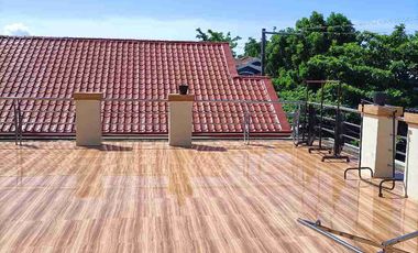 Single detached house with 6 bedrooms semi furnished inside Subd