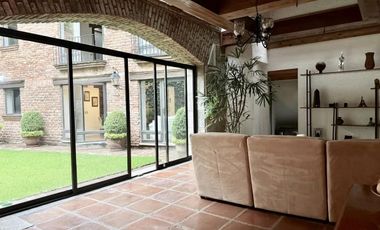 CASA EN VENTA EN BOSQUES DE LAS LOMAS, 3 RECÁMARAS, 1 RECÁMARA EN PLANTA BAJA, JARDÍN CON TERRAZA, CDMX