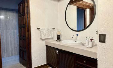 CASA EN VENTA EN BOSQUES DE LAS LOMAS, 3 RECÁMARAS, 1 RECÁMARA EN PLANTA BAJA, JARDÍN CON TERRAZA, CDMX