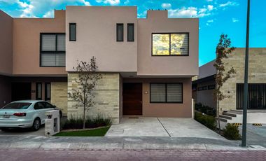 Venta casa en Lomas del Marques