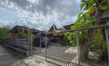 RUMAH DAN PAVILIUN JOGLO, TANAH LUAS, DEKAT KAMPUS UPN, DI MAGUWO