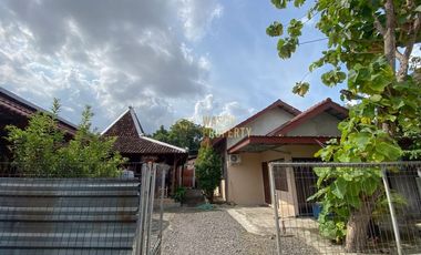 RUMAH DAN PAVILIUN JOGLO, TANAH LUAS, DEKAT KAMPUS UPN, DI MAGUWO