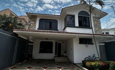 URB. PARQUES DEL RIO, CASA EN VENTA, SAMBORONDON.