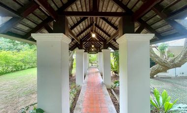 An **unmissable investment opportunity in Mae Rim, Chiang Mai!**   This exclusive property with land and a Lanna-style residence is set in a prime loc