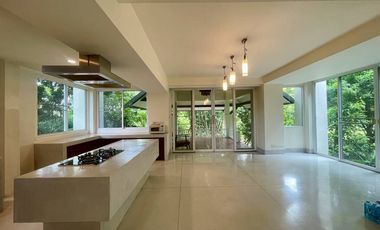 An **unmissable investment opportunity in Mae Rim, Chiang Mai!**   This exclusive property with land and a Lanna-style residence is set in a prime loc