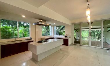 An **unmissable investment opportunity in Mae Rim, Chiang Mai!**   This exclusive property with land and a Lanna-style residence is set in a prime loc