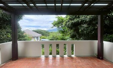 An **unmissable investment opportunity in Mae Rim, Chiang Mai!**   This exclusive property with land and a Lanna-style residence is set in a prime loc