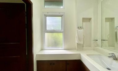 An **unmissable investment opportunity in Mae Rim, Chiang Mai!**   This exclusive property with land and a Lanna-style residence is set in a prime loc