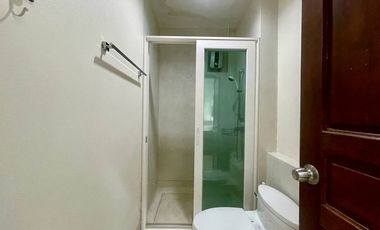 An **unmissable investment opportunity in Mae Rim, Chiang Mai!**   This exclusive property with land and a Lanna-style residence is set in a prime loc