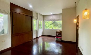 An **unmissable investment opportunity in Mae Rim, Chiang Mai!**   This exclusive property with land and a Lanna-style residence is set in a prime loc