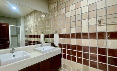 An **unmissable investment opportunity in Mae Rim, Chiang Mai!**   This exclusive property with land and a Lanna-style residence is set in a prime loc