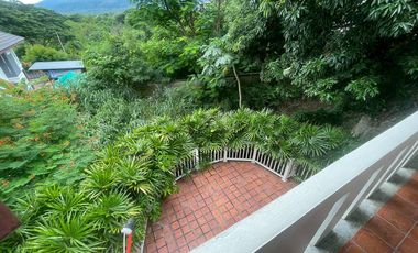 An **unmissable investment opportunity in Mae Rim, Chiang Mai!**   This exclusive property with land and a Lanna-style residence is set in a prime loc