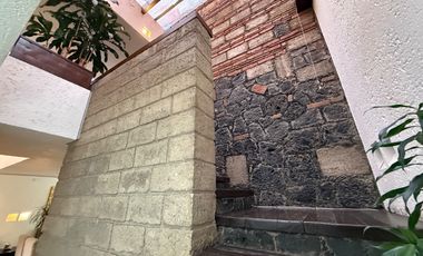 Venta Casa con Departamento rodeados de jardín