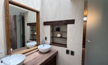 Venta Casa con Departamento rodeados de jardín