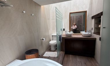 Venta Casa con Departamento rodeados de jardín