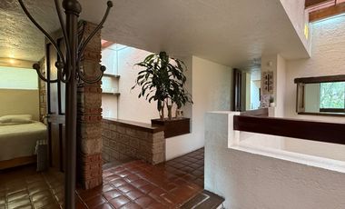 Venta Casa con Departamento rodeados de jardín