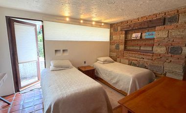 Venta Casa con Departamento rodeados de jardín