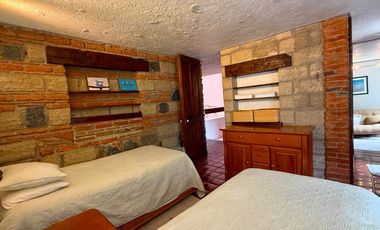 Venta Casa con Departamento rodeados de jardín