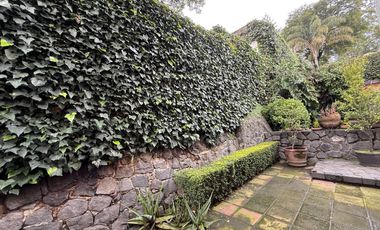 Venta Casa con Departamento rodeados de jardín