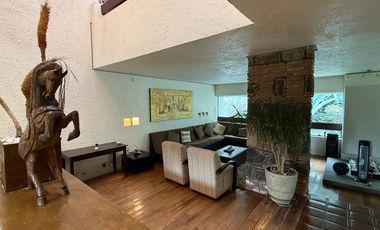 Venta Casa con Departamento rodeados de jardín