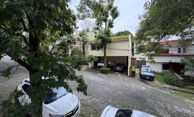 Venta Casa con Departamento rodeados de jardín