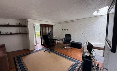 Venta Casa con Departamento rodeados de jardín