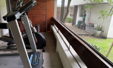 Venta Casa con Departamento rodeados de jardín