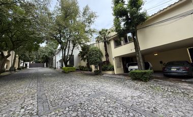 Venta Casa con Departamento rodeados de jardín