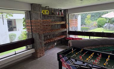 Venta Casa con Departamento rodeados de jardín