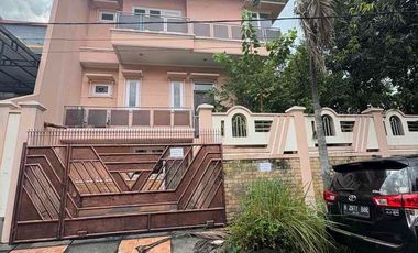 RUMAH MEWAH 3 LANTAI FULL FURNISHED DI TAMAN SURYA 3