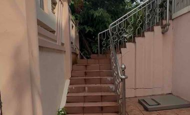 RUMAH MEWAH 3 LANTAI FULL FURNISHED DI TAMAN SURYA 3